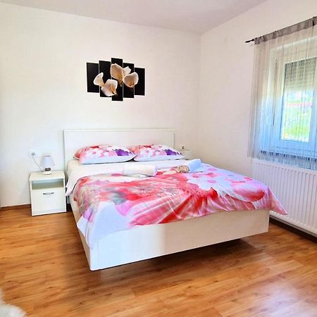 Apartments Pinezic Skrbčići Екстериор снимка