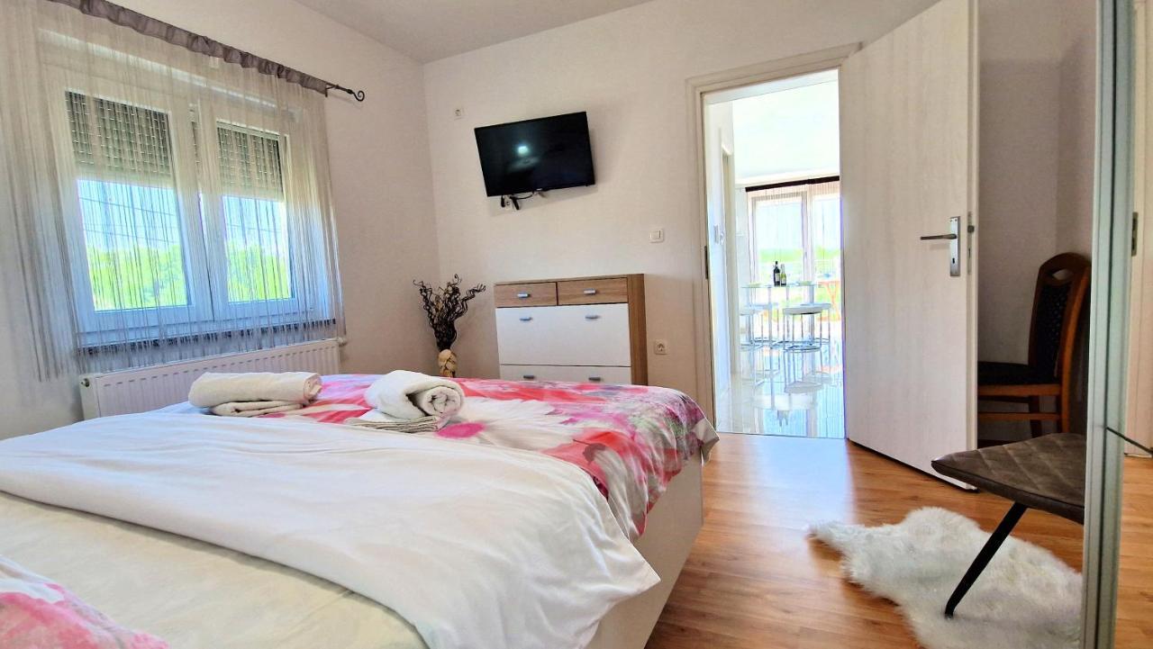 Apartments Pinezic Skrbčići Екстериор снимка